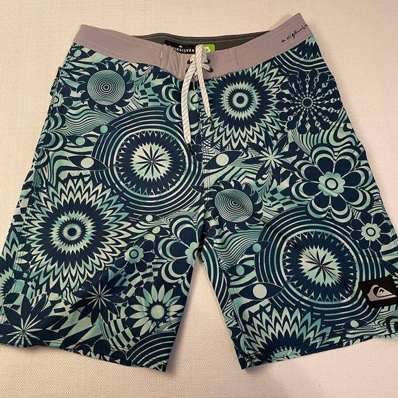 Quiksilver Boy’s Green and Navy Geometric Swim/Board Shorts - Picture 4 of 7
